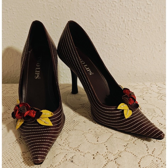 Two-Lips Shoes - Two Lips Heels Pointy Toe 3D Floral Leather Upper 3.5" Heels Size 8.5 Y2k Vtg